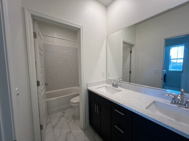 Building Photo - Beautiful Northlake Property Next to Park
