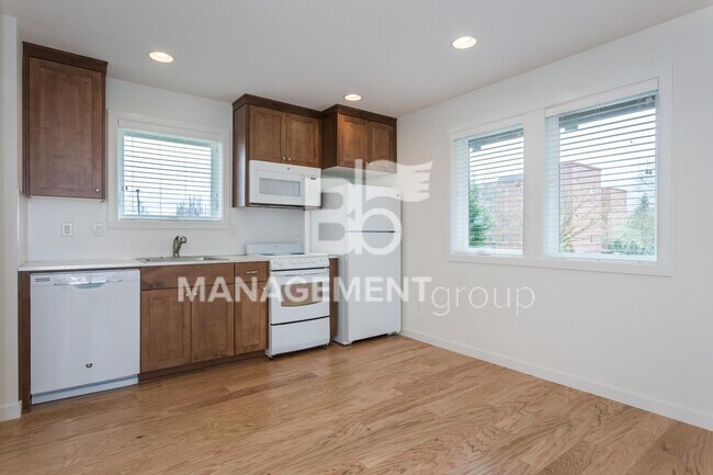 Building Photo - Light & Bright Newer Duplex Close-in NE Portland!
