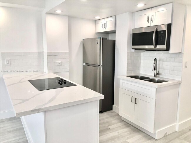 Building Photo - 905 Brickell Bay Dr