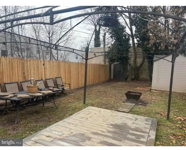 Backyard with barbecue and fire pit - 320 Loney St