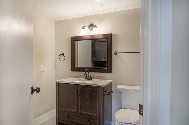 Building Photo - 1 bedroom 1 bath first floor condo unit | ...