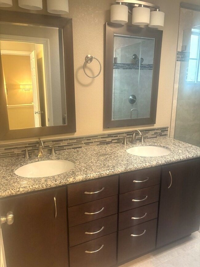 Building Photo - Beautiful 3-Bedroom Condo with Private Out...