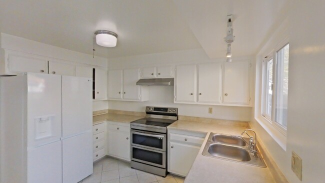 Building Photo - Spacious 3-Bedroom Townhome with Private L...