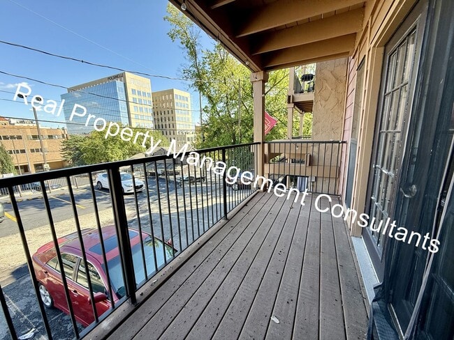 Building Photo - 2 Bed 2 Bath West Plaza Urban Oasis