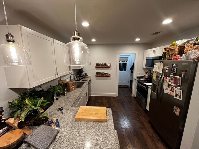 Building Photo - Charming Home In the Garden District- Ideal Location