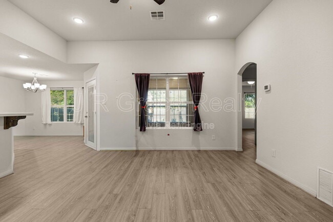 Building Photo - 114 Tomahawk Dr