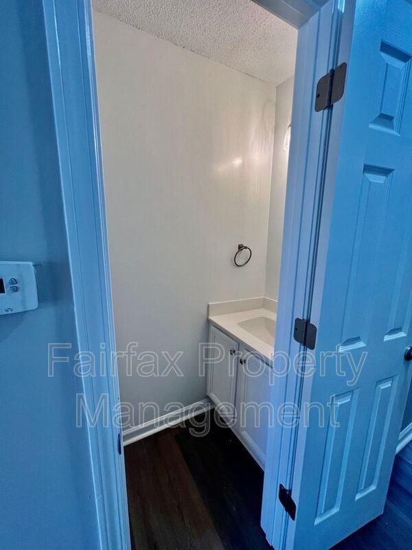 Building Photo - 201 Ridge Lake Dr