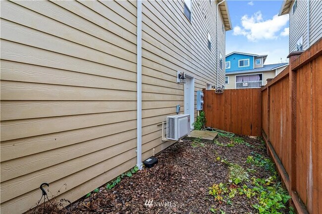 Building Photo - Beautifully Updated 3 Bed, 2.5 Bath Townhome in Monroe