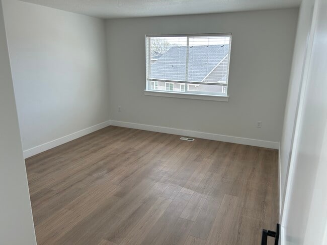 Building Photo - 1084 W 200 N