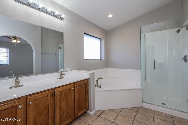 Building Photo - 6520 W Paradise Ln