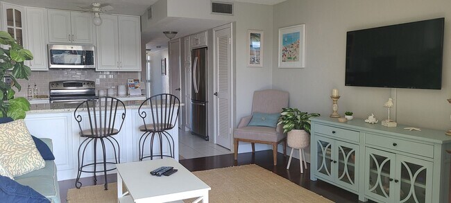 Building Photo - Vacation Rental - 30 Day min stay - across From Daytona Beach Only $1500-$2000 Month