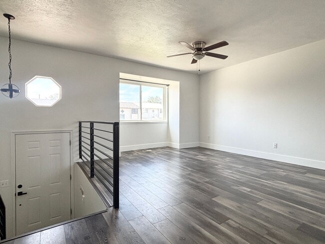 Building Photo - Awesome Remodel with 1 Car Garage!
