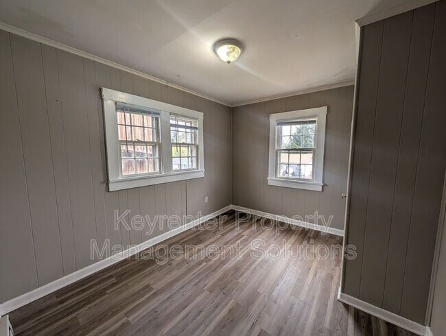 Building Photo - 12 Miller St