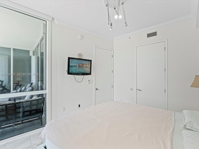 Building Photo - 18101 Collins Ave