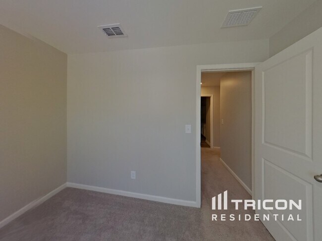 Building Photo - 100 Hyde Pk