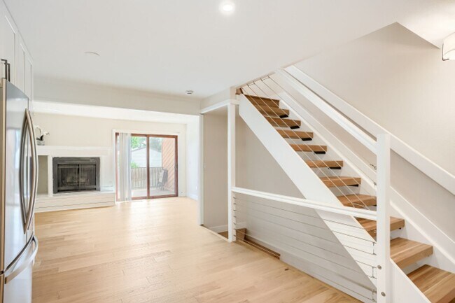Building Photo - Beautifully Remodeled 3-Bed, 2-Bath Townhouse in Central Boulder