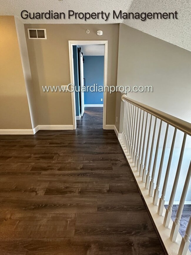 Building Photo - Maple Grove 2 Bedroom Town Home, 2 Car Garage, Patio, Dishwasher, W/D