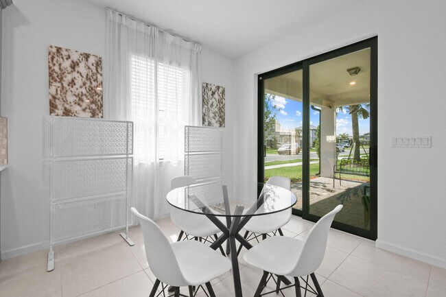 Building Photo - 758 SE Courances Dr