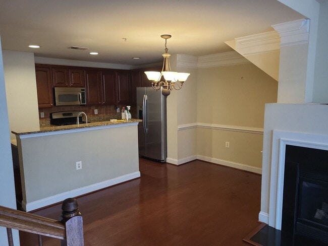 Building Photo - Fantastic 2 Bed 2.5 Bath Interior Townhome...