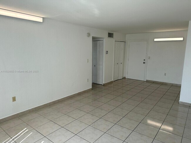 Building Photo - 666 W 81st St
