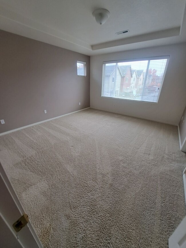 Building Photo - 3 BEDROOM - AC - move in ready Hillsboro