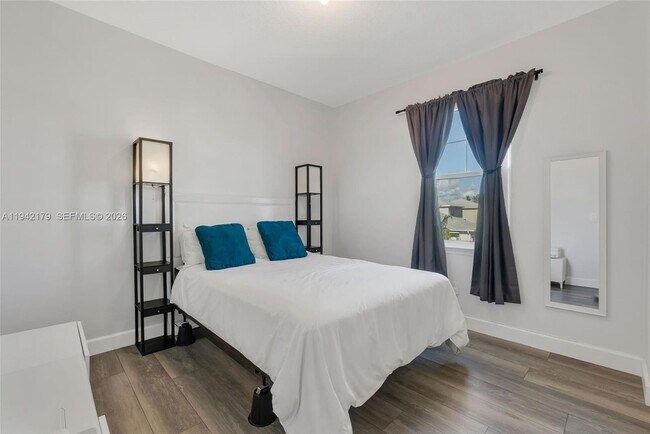 Building Photo - 1827 Lake Cove Dr