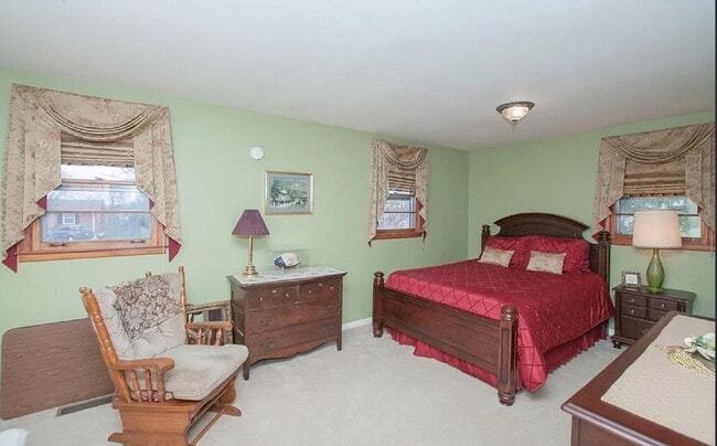 Building Photo - "Charming 2-Bed Home with Spacious 1700 Sq Ft Layout, FENCED yard!"