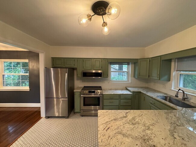 Building Photo - 1401 Montford Dr