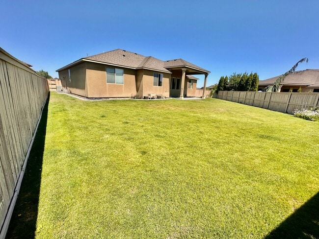 Building Photo - Spacious 4 Bedroom Home in Quiet Cul-de-Sa...