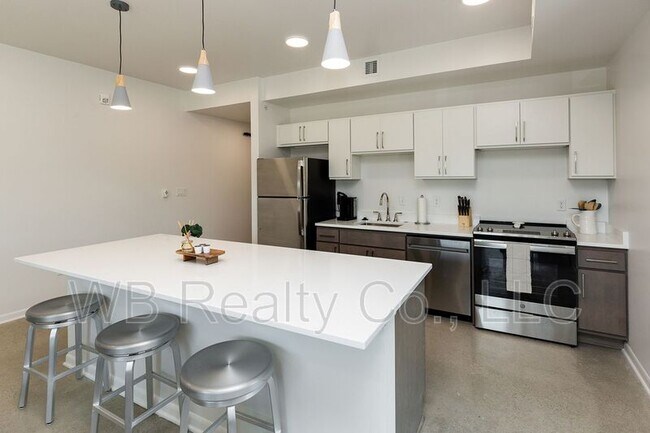 Building Photo - 315 5th St