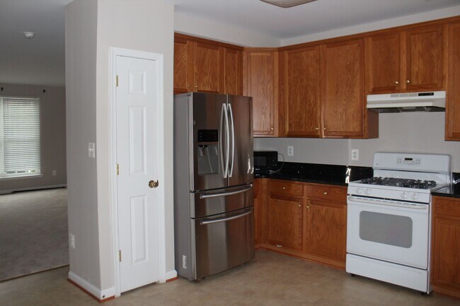 Building Photo - Beautiful 3-Level Townhouse with Finished Basement & Garage