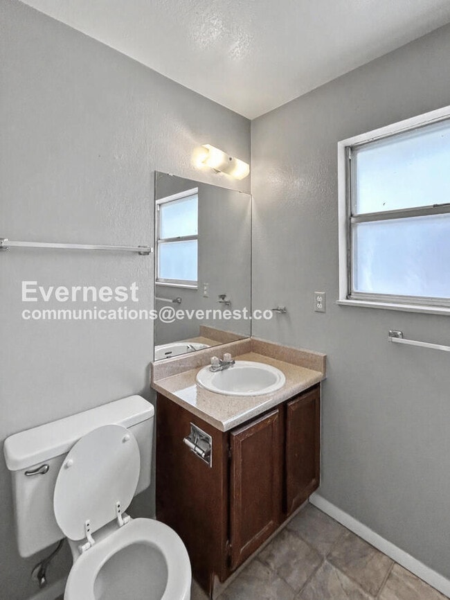 Building Photo - 3 Bed, 2 Bath Home with Fenced Yard & Garage / Available Now!