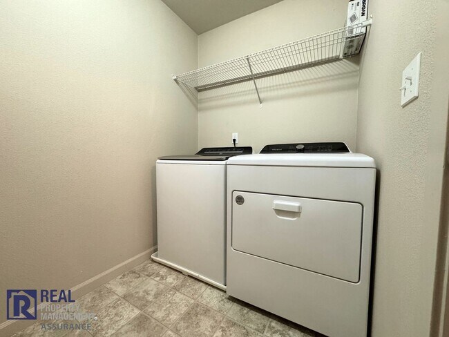 Building Photo - Beautiful 3 Bedroom With Utilities Included! MOVE IN READY!