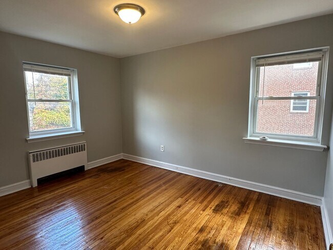 Building Photo - One bed- East Lansdowne