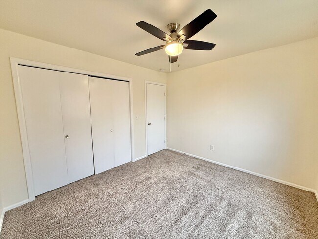 Building Photo - 632 E Clarion Dr