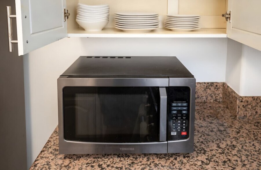 Building Photo - 525 N Orange Dr