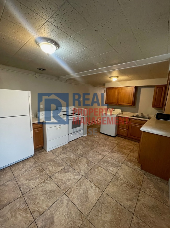 Building Photo - Spacious Basement Apartment in Downtown Ca...