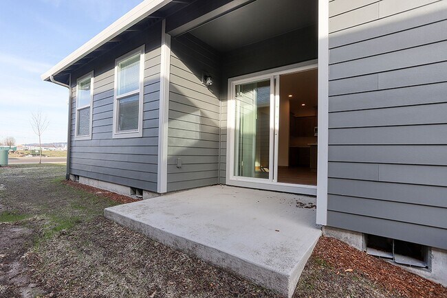 Building Photo - Beautiful 2 Bedroom 2.5 Bathroom Duplex in Great Washougal Location! Beautiful Finishes!