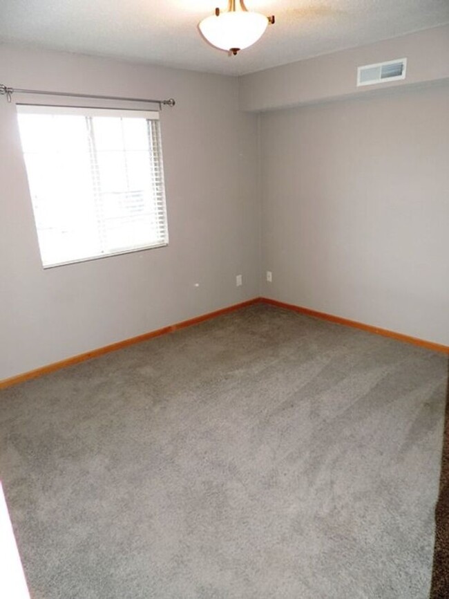 Building Photo - $1,200 | 2 Bedroom, 1 Bathroom Condo | No ...