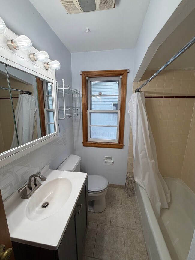 Building Photo - AVAILABLE NOW! - 2 Bed 1 Bath Home!