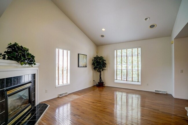 Building Photo - 1237 Jasmine Dr