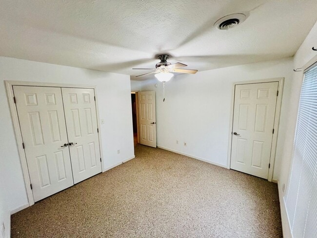 Building Photo - Townhouse Located at Pikes Place