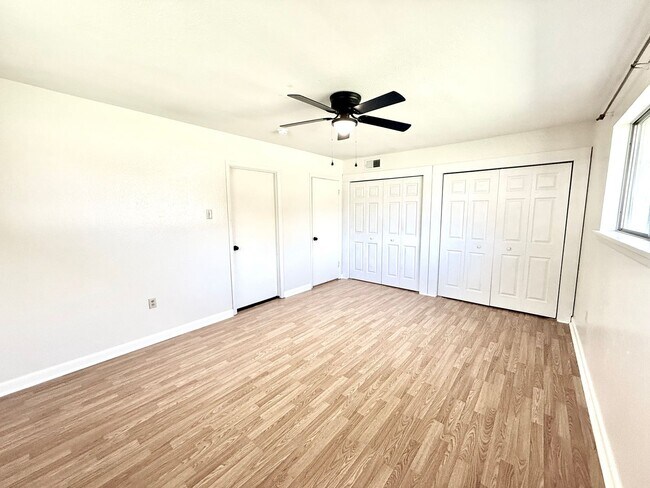 Building Photo - 325 Marilyn Dr