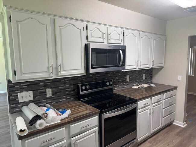 Building Photo - No HOA. Oversized 3/2 Home. NEW PHOTOS COMING SOON