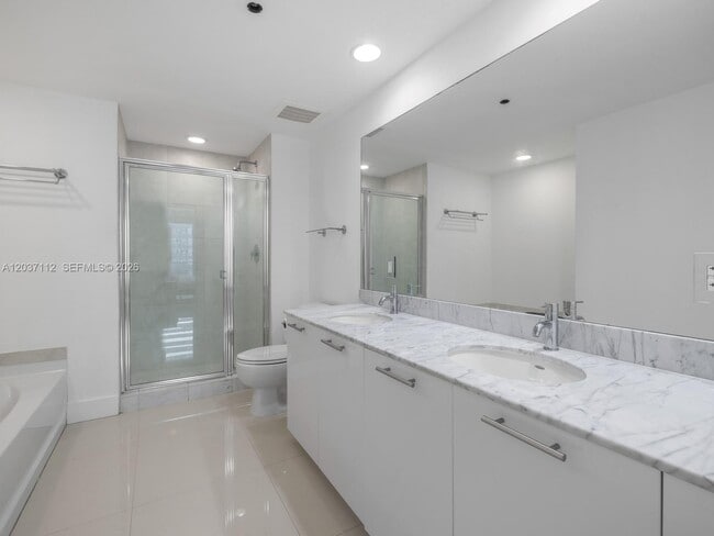Building Photo - 950 Brickell Bay Dr