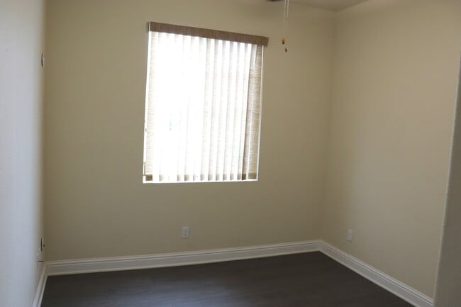 Building Photo - 864 Pinewood Ave