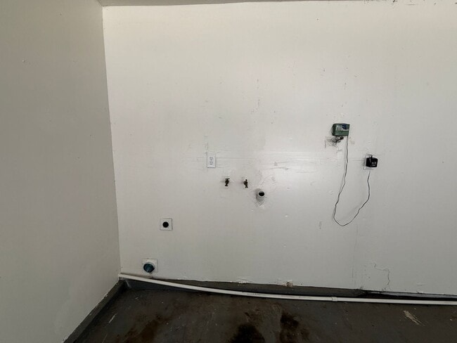 Building Photo - Updated single story near shopping and fre...
