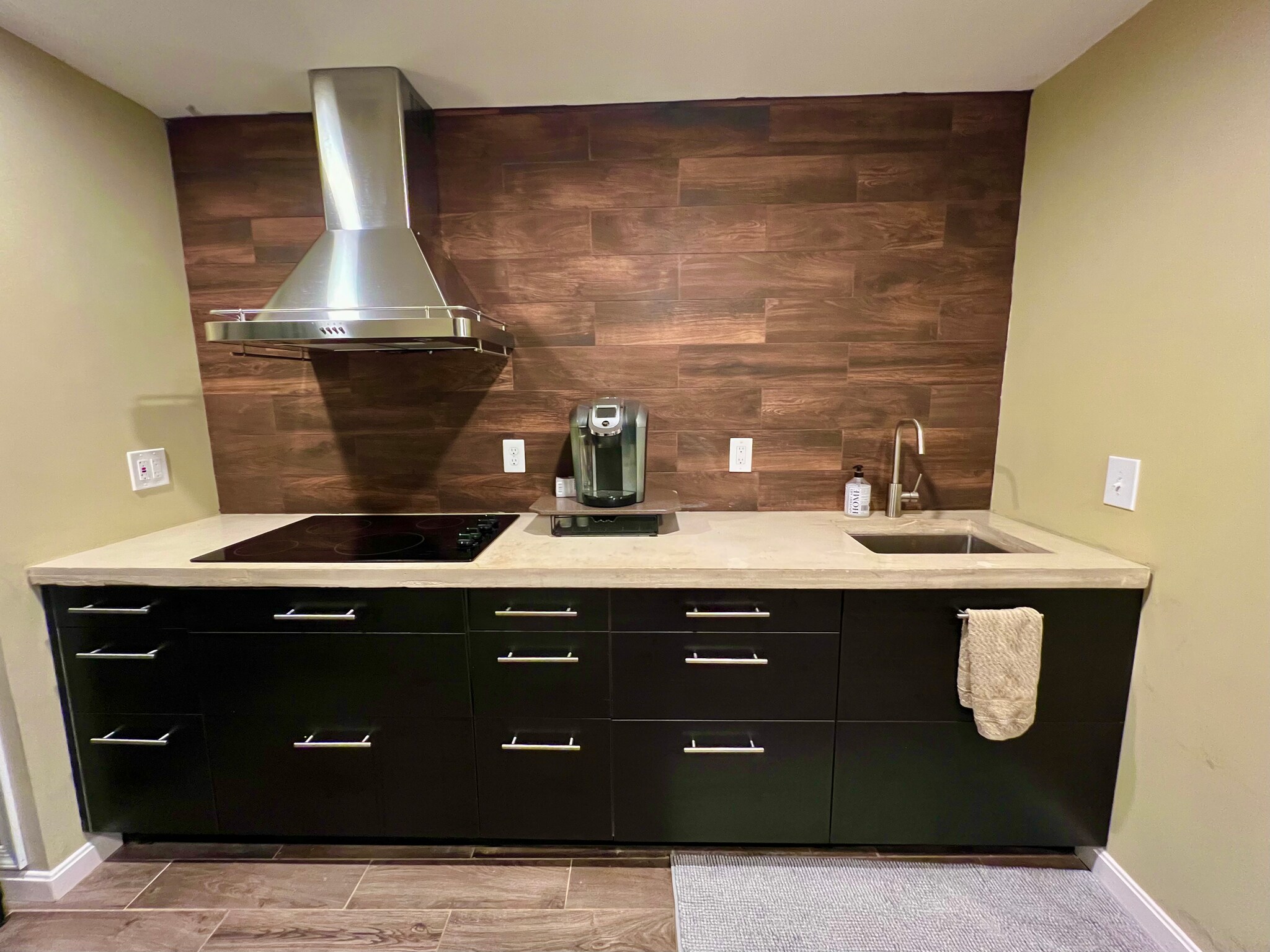 Concrete countertop and working vent fan - 3962 Wilcoxson Dr