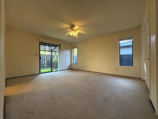 Building Photo - Spacious 3BD/2BA Redwood City Home | Two L...