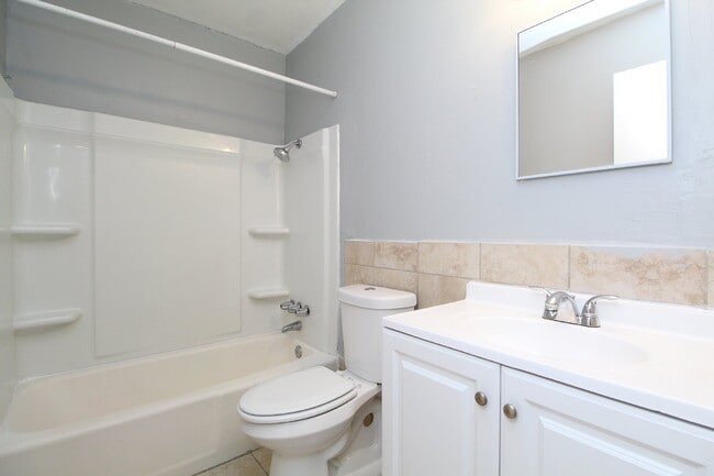 Building Photo - 2 bedroom, 1 bath unit located in the hear...